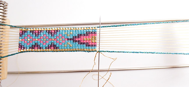 Bracciale intrecciato Miyuki e fili lucidi Pietra ametista passaggio 3