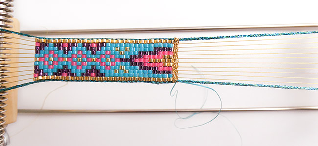 Bracciale intrecciato Miyuki e fili lucidi Pietra ametista passo 4