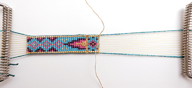 Bracciale intrecciato Miyuki e fili lucidi Pietra ametista passo 5