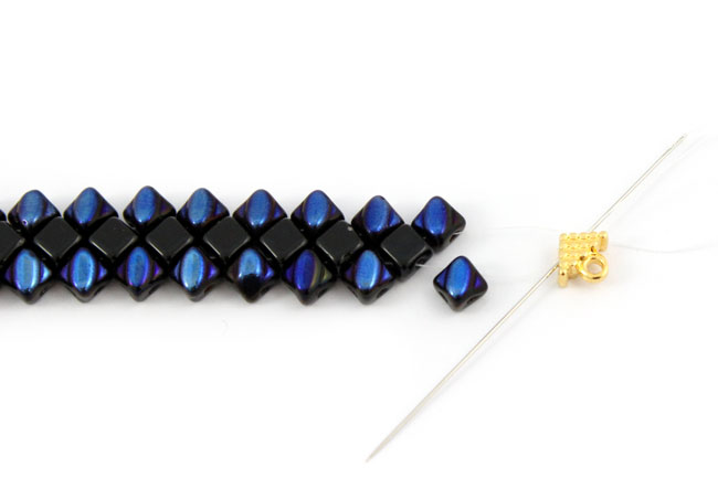 Braccialetto di perle di vetro setoso con punte speciali : Tappa 4