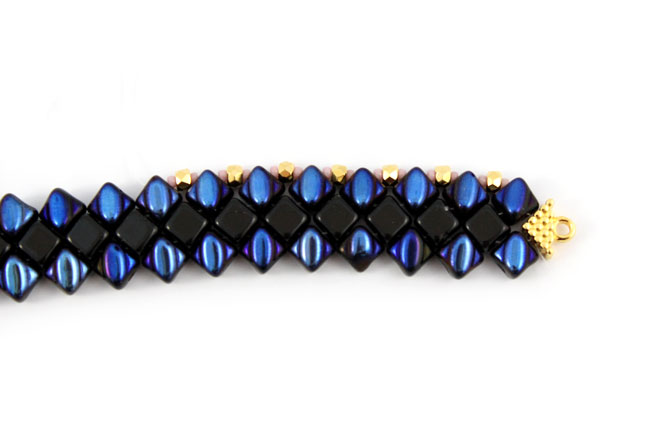 Braccialetto di perle di vetro setoso con punte speciali : Tappa 5