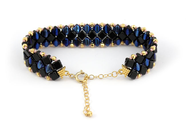 Braccialetto di perle di vetro setoso con punte speciali : Tappa 6