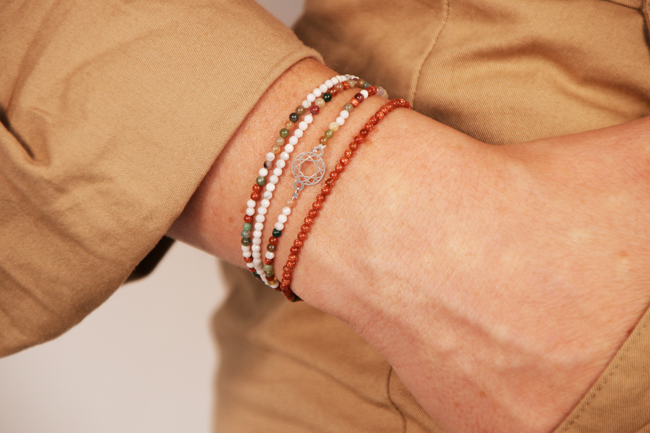 Bracciale multi-fila di pietre preziose con inserto in argento 925
