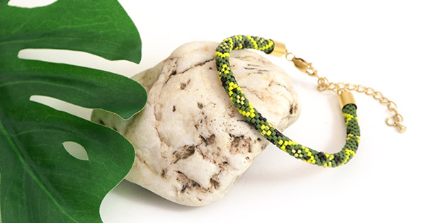 Schema Bracciale rigido tubolare Brick Stitch Miyuki perle verdi Schema Bracciale rigido tubolare Brick Stitch Miyuki perle verdi