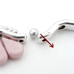 Collana Lucie con distanziatore Bowtrio e perle di vetro Amos di Puca : Tappa 10 Collana Lucie con distanziatore Bowtrio e perle di vetro Amos di Puca : Tappa 10