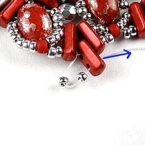 step 28 - Collana di perle di vetro Pacome Piros Puca