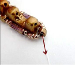 Passo 10 - Fai da te Tinaya collana perle di vetro Puca