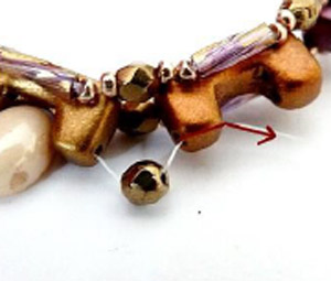 Passo 13 - Fai da te Tinaya collana perle di vetro Puca