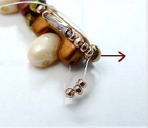 Passo 15 - Fai da te Tinaya collana perle di vetro Puca