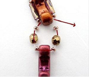 Step 6 - Branelli di vetro Puca fai-da-te della collana Tinaya