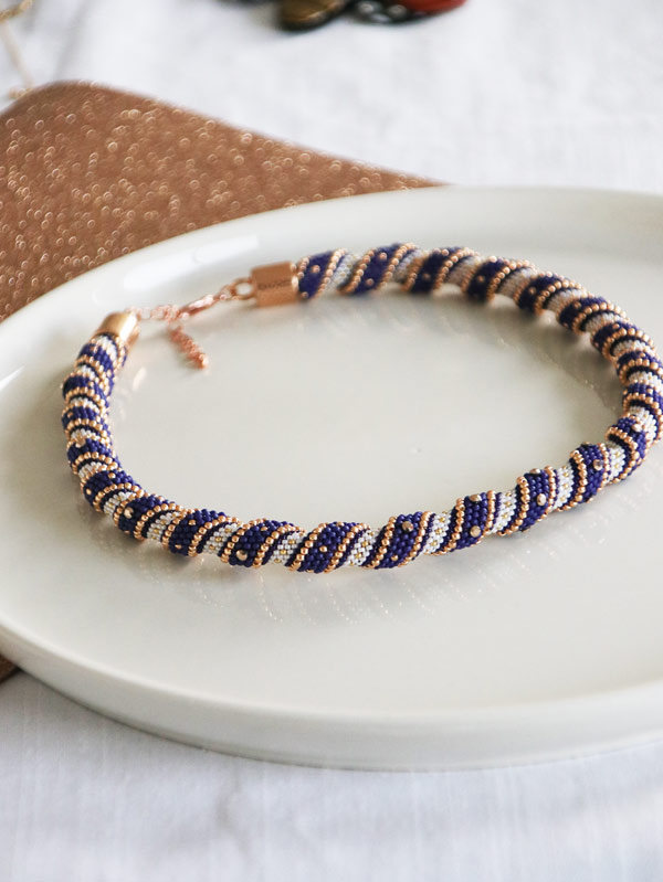 Schema Collana a spirale fai da te con perline Miyuki blu notte e oro Tecnica Cellini Schema Collana a spirale fai da te con perline Miyuki blu notte e oro Tecnica Cellini