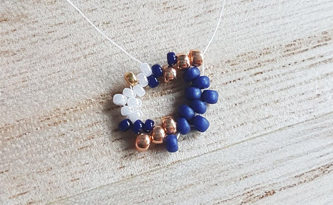Collana a spirale fai da te con perline Miyuki blu notte e oro Tecnica Cellini : Tappa 2 Collana a spirale fai da te con perline Miyuki blu notte e oro Tecnica Cellini : Tappa 2