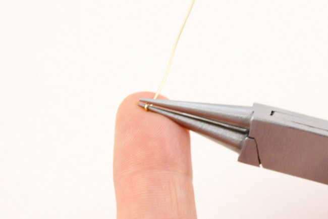 lettering passo 2 rende i piccoli anelli per rendere più bello l'inizio della parola