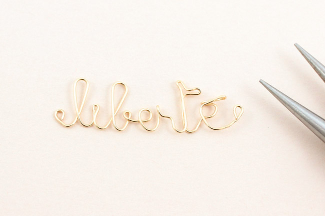 il passaggio 5 segna un accento sulla e con il filo