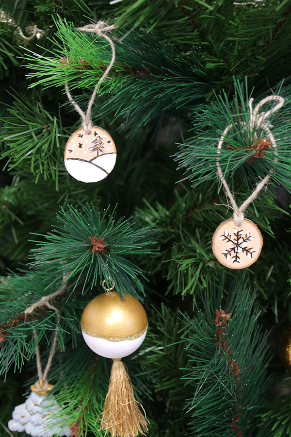 Lavoretti Di Natale Con Rondelle Di Legno.Sospensioni Di Rondelle Di Legno Pirografate Perles Co