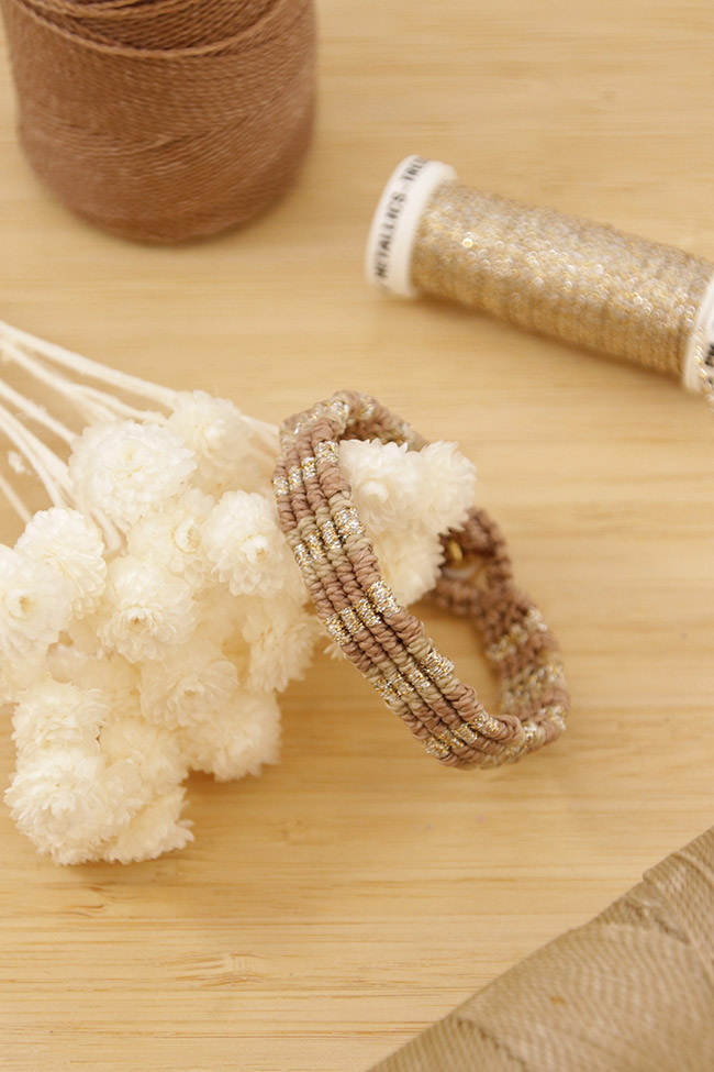 Bracciale macramè per principianti con filo lucido e filo Linhasita