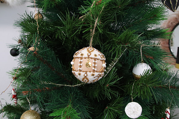 Decorazioni Natalizie Alluncinetto.Perline Natalizie All Uncinetto Perline In Crema E Beige Perles Co