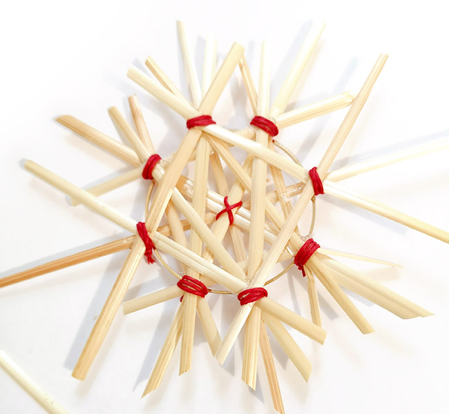 la stella di paglia ritaglia le cannucce per formare i rami della stella