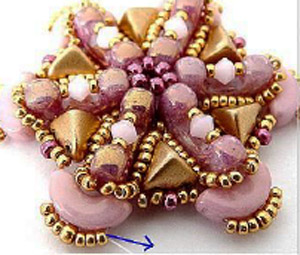 Step 16 Ciondolo Thais fai-da-te in perle di vetro di Puca