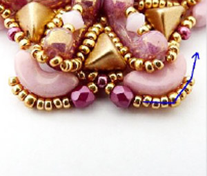 Step 18 Ciondolo Thais fai-da-te in perle di vetro di Puca