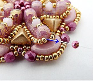 Step 20 Ciondolo Thais fai-da-te in perle di vetro di Puca