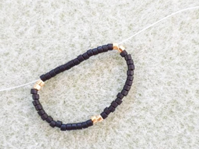 Ciondolo triangolo scintillante 3D in perline Miyuki 11/0 e biconi PureCrystal : Tappa 1