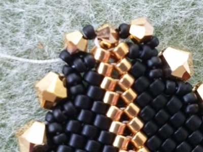 Ciondolo triangolo scintillante 3D in perline Miyuki 11/0 e biconi PureCrystal : Tappa 10