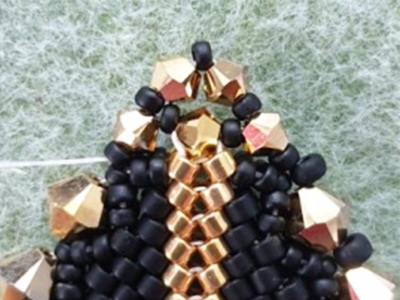 Ciondolo triangolo scintillante 3D in perline Miyuki 11/0 e biconi PureCrystal : Tappa 11