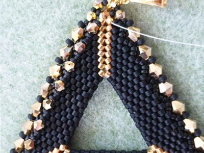 Ciondolo triangolo scintillante 3D in perline Miyuki 11/0 e biconi PureCrystal : Tappa 12