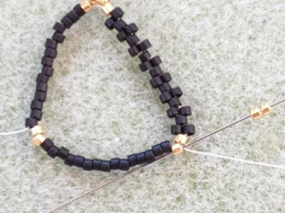 Ciondolo triangolo scintillante 3D in perline Miyuki 11/0 e biconi PureCrystal : Tappa 2