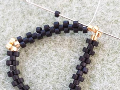 Ciondolo triangolo scintillante 3D in perline Miyuki 11/0 e biconi PureCrystal : Tappa 3