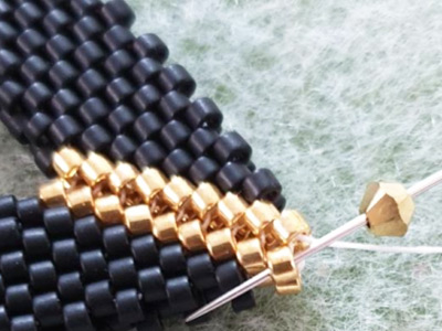 Ciondolo triangolo scintillante 3D in perline Miyuki 11/0 e biconi PureCrystal : Tappa 5