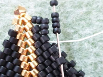 Ciondolo triangolo scintillante 3D in perline Miyuki 11/0 e biconi PureCrystal : Tappa 6