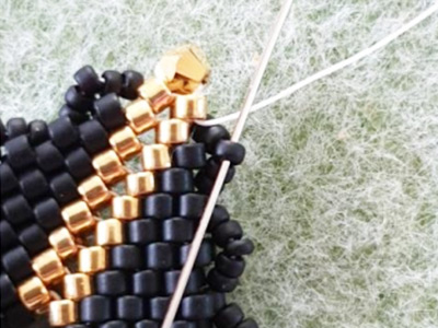 Ciondolo triangolo scintillante 3D in perline Miyuki 11/0 e biconi PureCrystal : Tappa 7