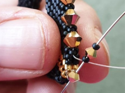 Ciondolo triangolo scintillante 3D in perline Miyuki 11/0 e biconi PureCrystal : Tappa 9