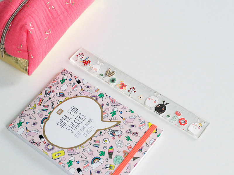 Righello fai-da-te in resina e adesivi personalizzati