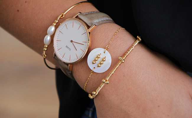 Trio di bracciali fai-da-te in accumulo dorato e madreperlaceo : Tappa 4 Trio di bracciali fai-da-te in accumulo dorato e madreperlaceo : Tappa 4