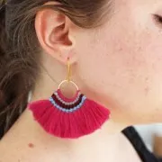 Pendente ventaglio con pompon in cotone 80x55 mm Fuchsia/dorato x1