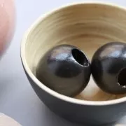 Lotto di 2 perle grandi in legno per decorazioni macramé 40mm Nero