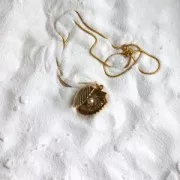 Pendente a forma di conchiglia in ottone 22x24 mm dorato x1