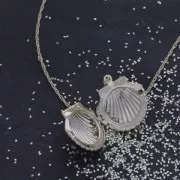 Pendente a forma di conchiglia in ottone 22x24 mm dorato x1