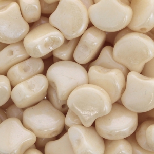 Perline in vetro Ginko Duo 2 fori 7.5x7.5 mm Opaque Beige Ceramic Look x10g