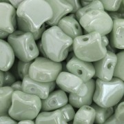 Perline in vetro Ginko Duo 2 fori 7.5x7.5 mm Opaque Light Green Ceramic Look x10g|raw }}