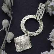 Ciondolo losanga battuta per bigiotteria 17x19 mm Rodiato x1