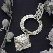 Ciondolo losanga battuta per bigiotteria  17x19 mm Rodiato x1