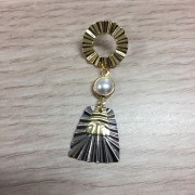 Ciondolo trapezio lavorato in ottone 10.5x9 mm - Rodiato x1