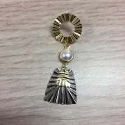 Ciondolo trapezio lavorato in ottone 10.5x9 mm - Rodiato x1