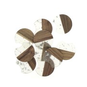 Pendente disque découpé 34x36.5 mm in resina imitazione legno con frammenti argentato x1