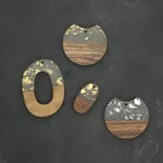 Pendente disque découpé 34x36.5 mm in resina imitazione legno con frammenti argentato x1