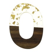 Pendente ovale asimmetrico 47x34.5 mm resina imitazione legno con frammenti d'oro|raw }}